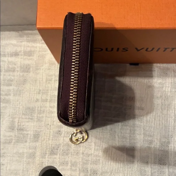 Gucci Brown Embossed Leather Zip-Around Wallet - Picture 4 of 8